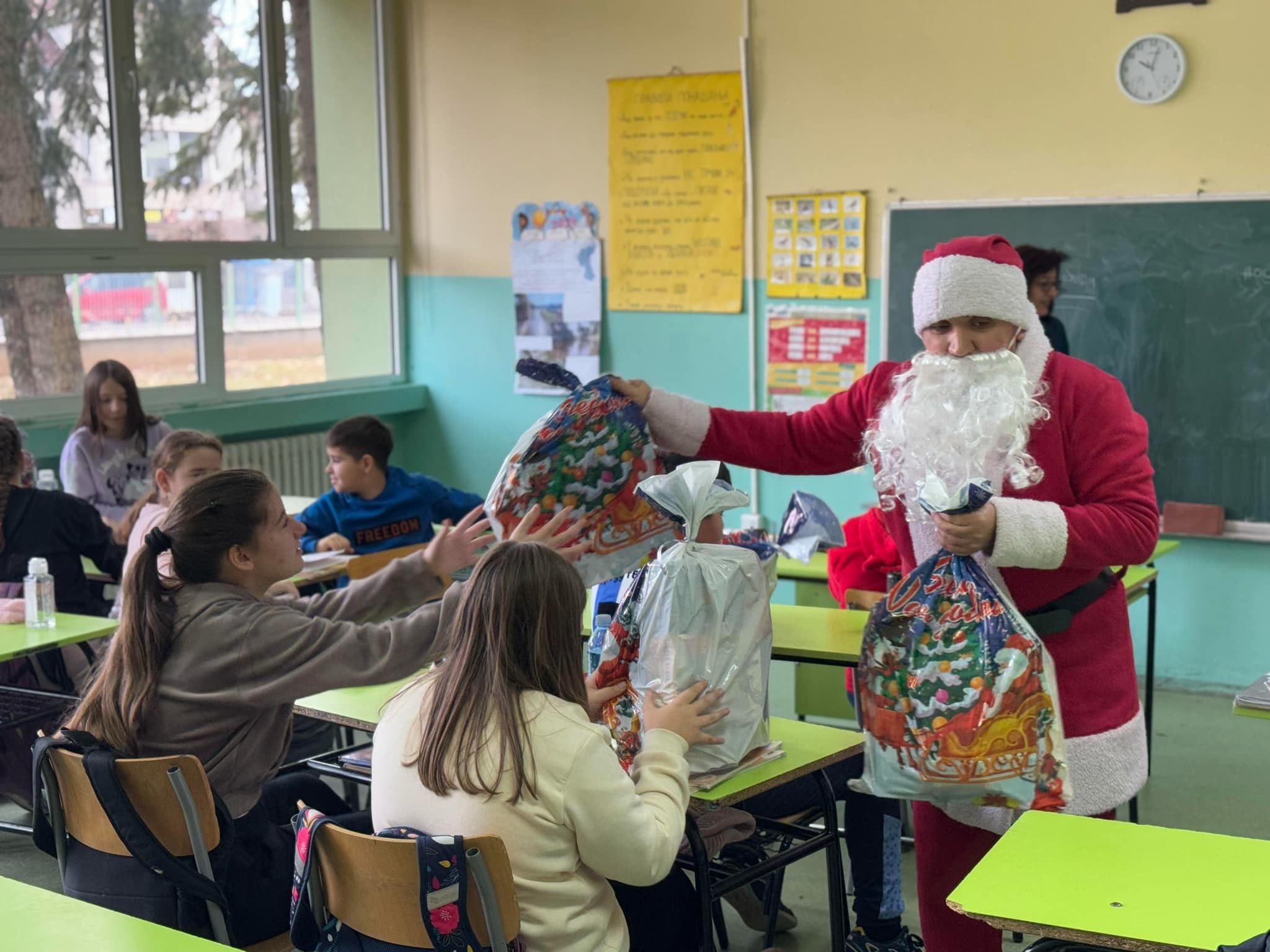 Deda Mraz, podela paketića, foto: Svrljiške novine