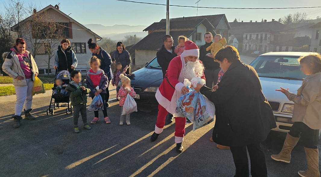 Podela novogodišnjih paketića, selo Niševac, foto: Ujedinjena seljačka stranka